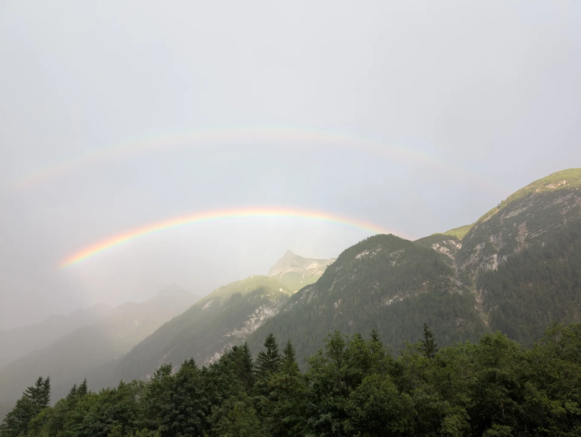 Doppelter Regenbogen über Tirol